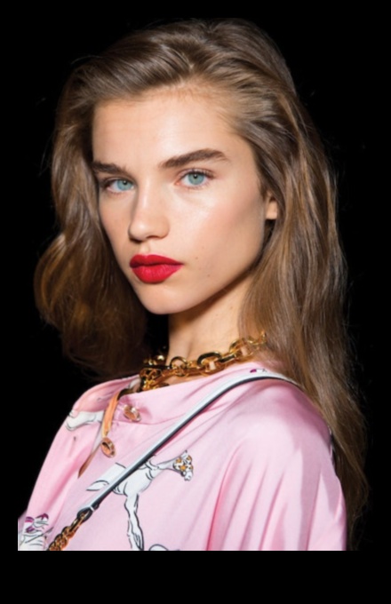 من مدارج الطائرات إلى الحياة الواقعية: كيفية ترجمة أحدث صيحات الموضة في الماكياج الطبيعي