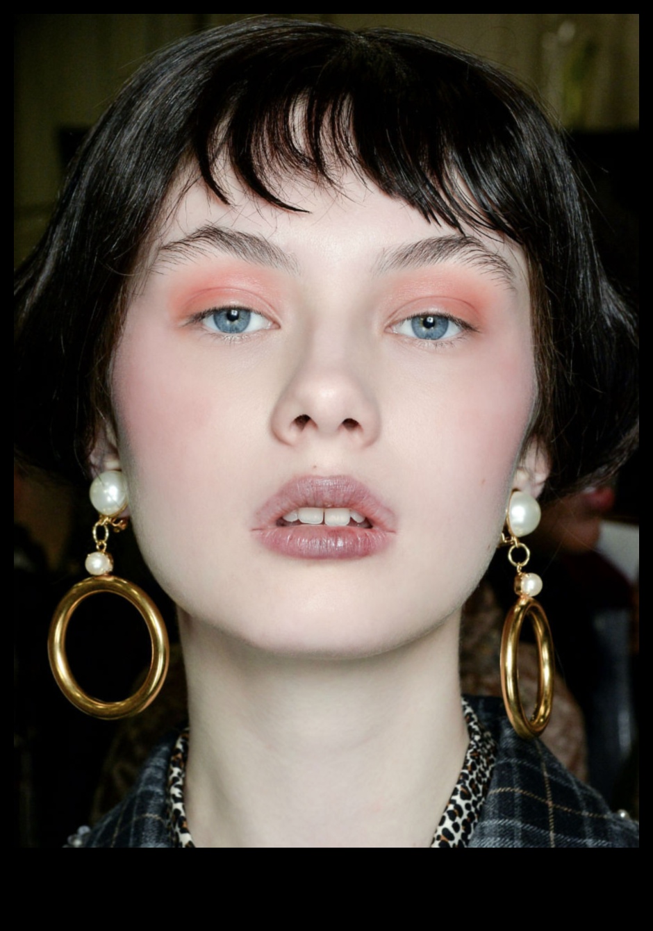 من مدارج الطائرات إلى الحياة الواقعية: كيفية ترجمة أحدث صيحات الموضة في الماكياج الطبيعي