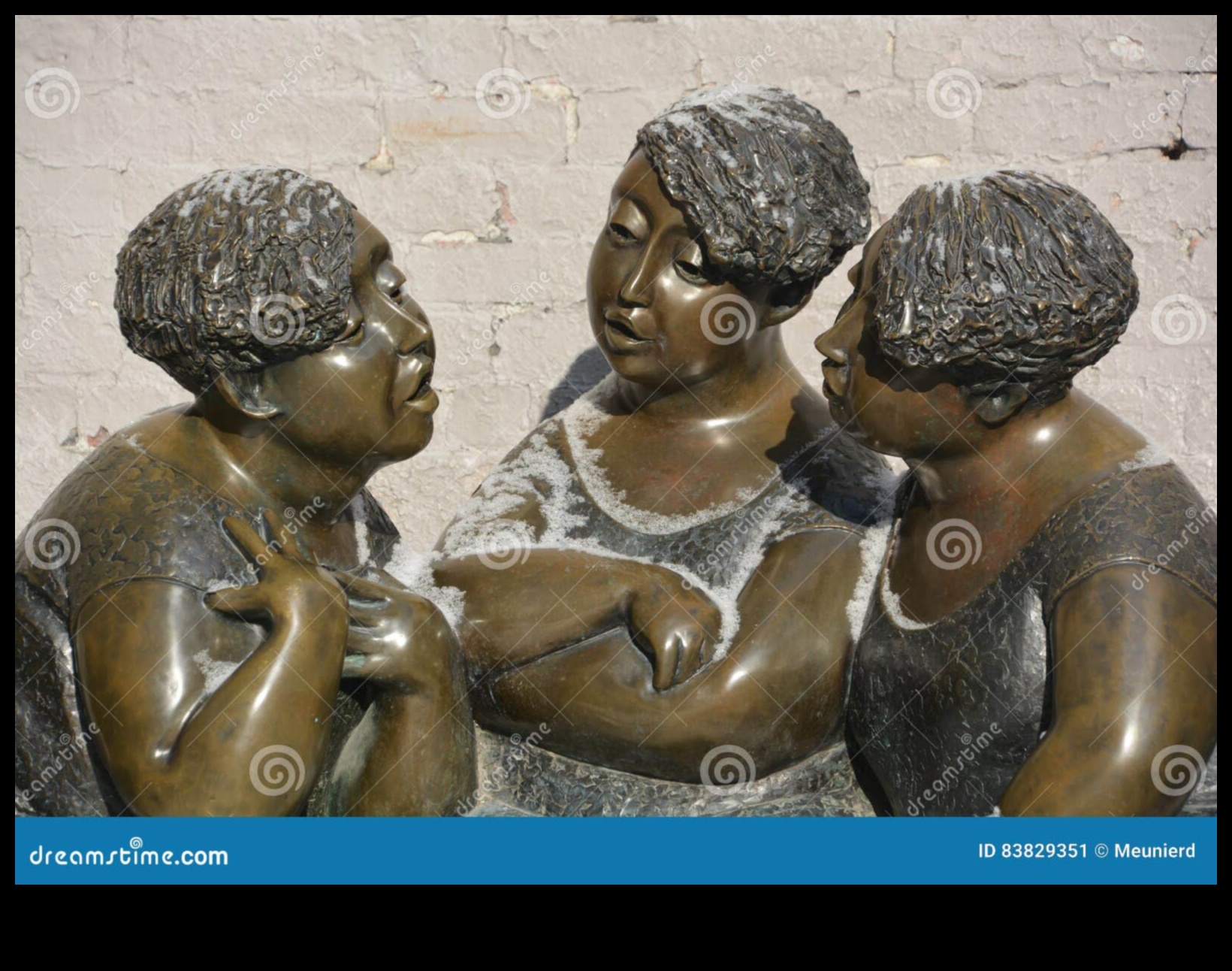 همسات منحوتة: اللغة الفنية للتماثيل القديمة