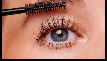 إطالة الرموش: تحقيق الرفرفة المثالية باستخدام الماسكارا