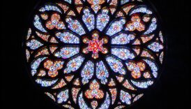 إشعاع النافذة الوردية: روائع الزجاج الملون القوطي