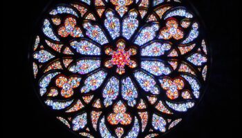 إشعاع النافذة الوردية: روائع الزجاج الملون القوطي