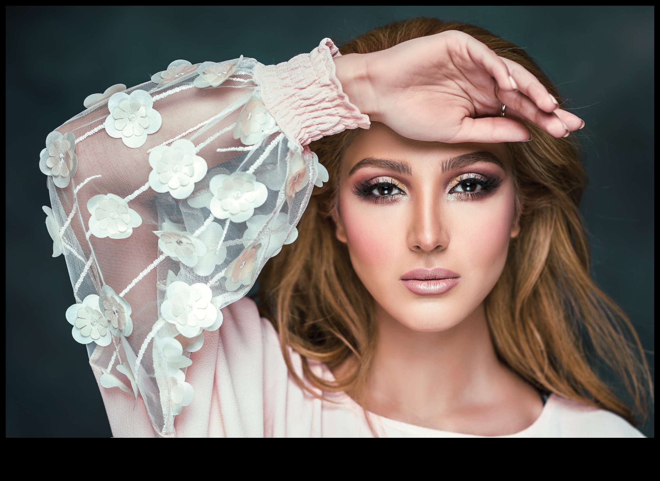 من مدارج الطائرات إلى الحياة الواقعية: كيفية ترجمة أحدث صيحات الموضة في الماكياج الطبيعي